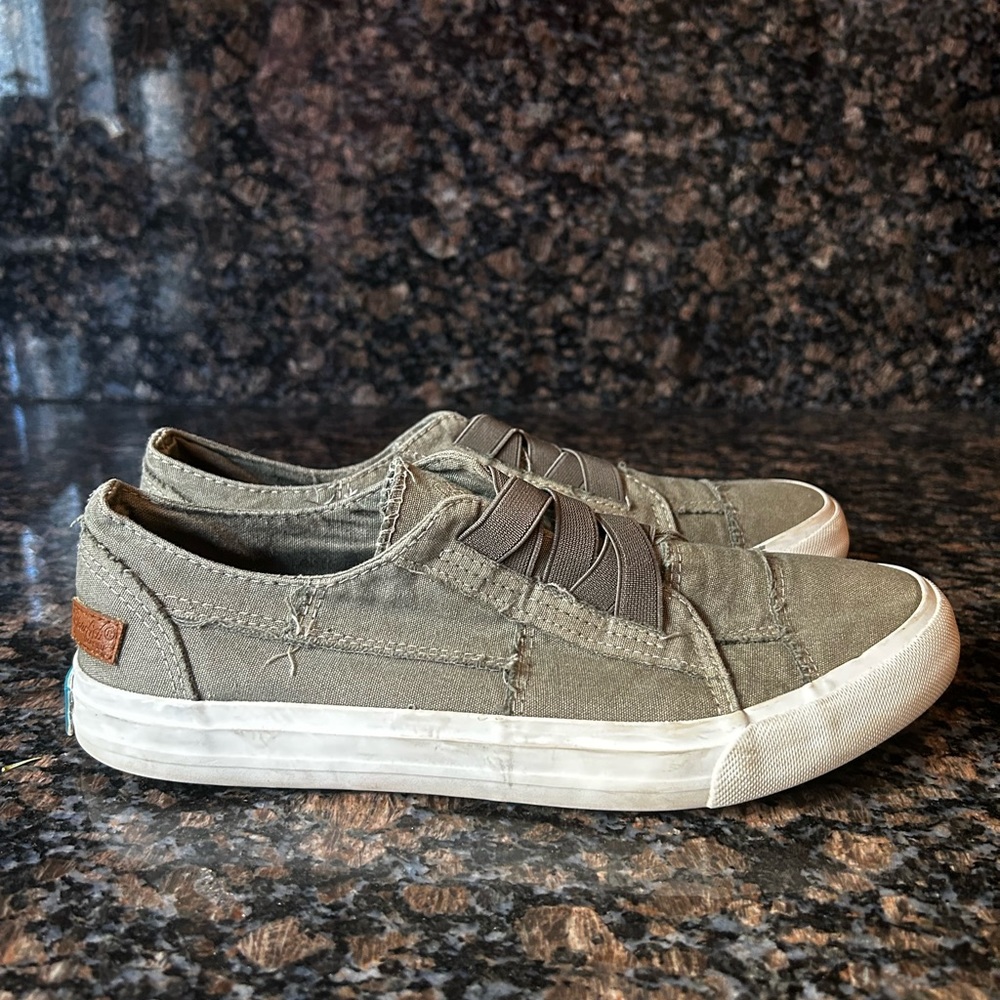 Blowfish Malibu Women's Marley Sneaker size 10